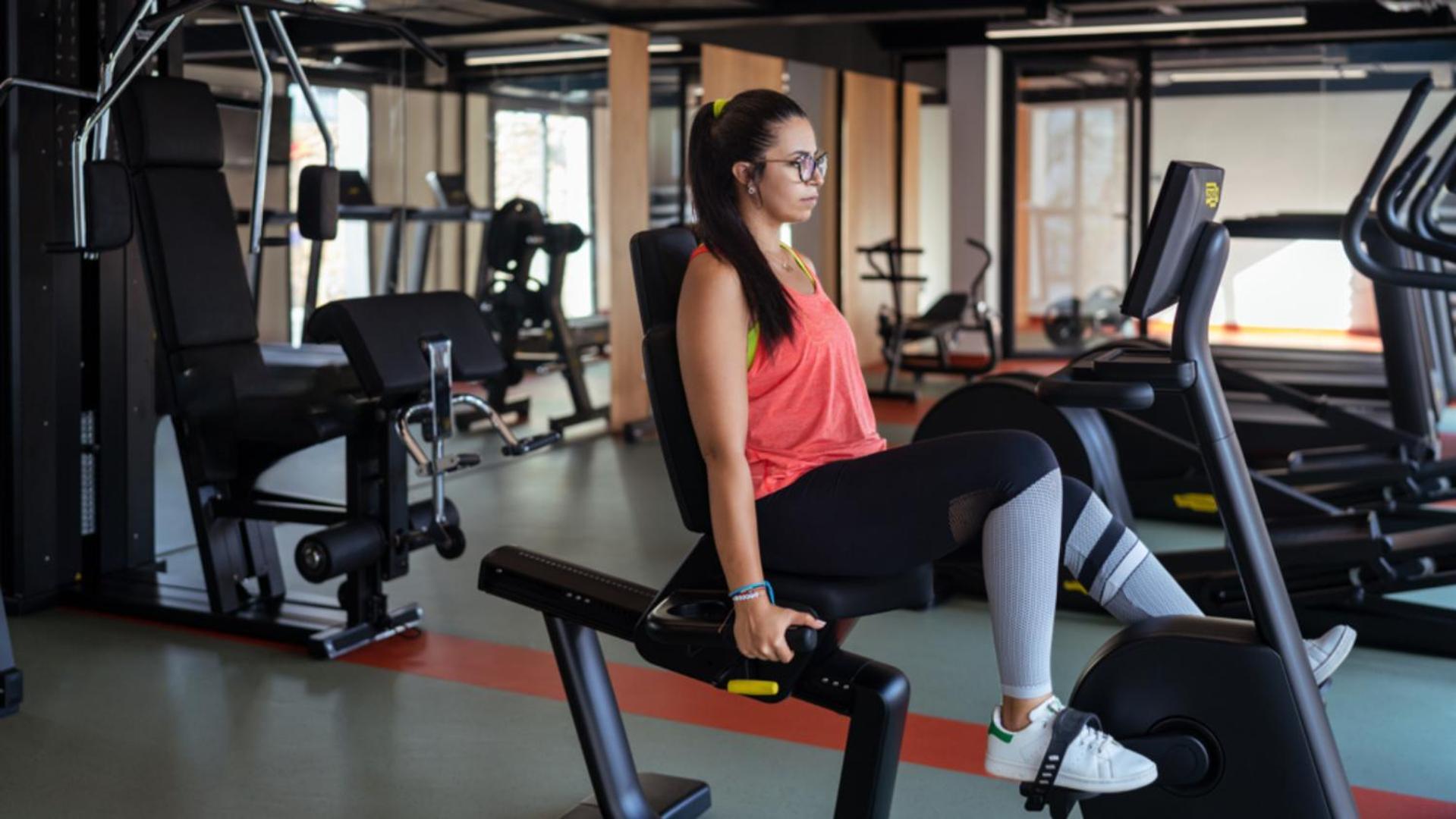 فندق بولمان مازاجان رويال جولف آند سبا الجديدة المظهر الخارجي الصورة A woman on a recumbent bike