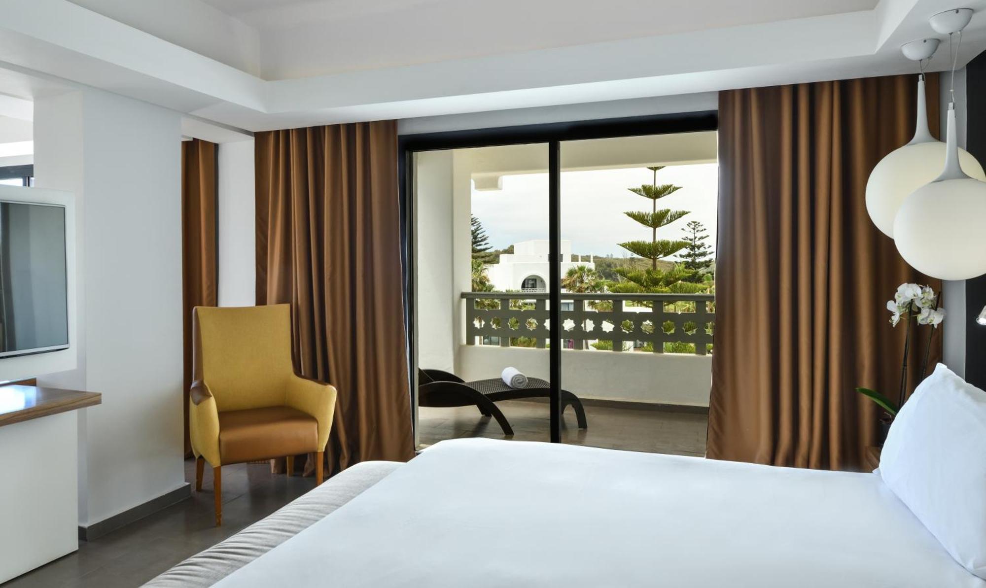 فندق بولمان مازاجان رويال جولف آند سبا الجديدة المظهر الخارجي الصورة A bedroom with a sliding door
