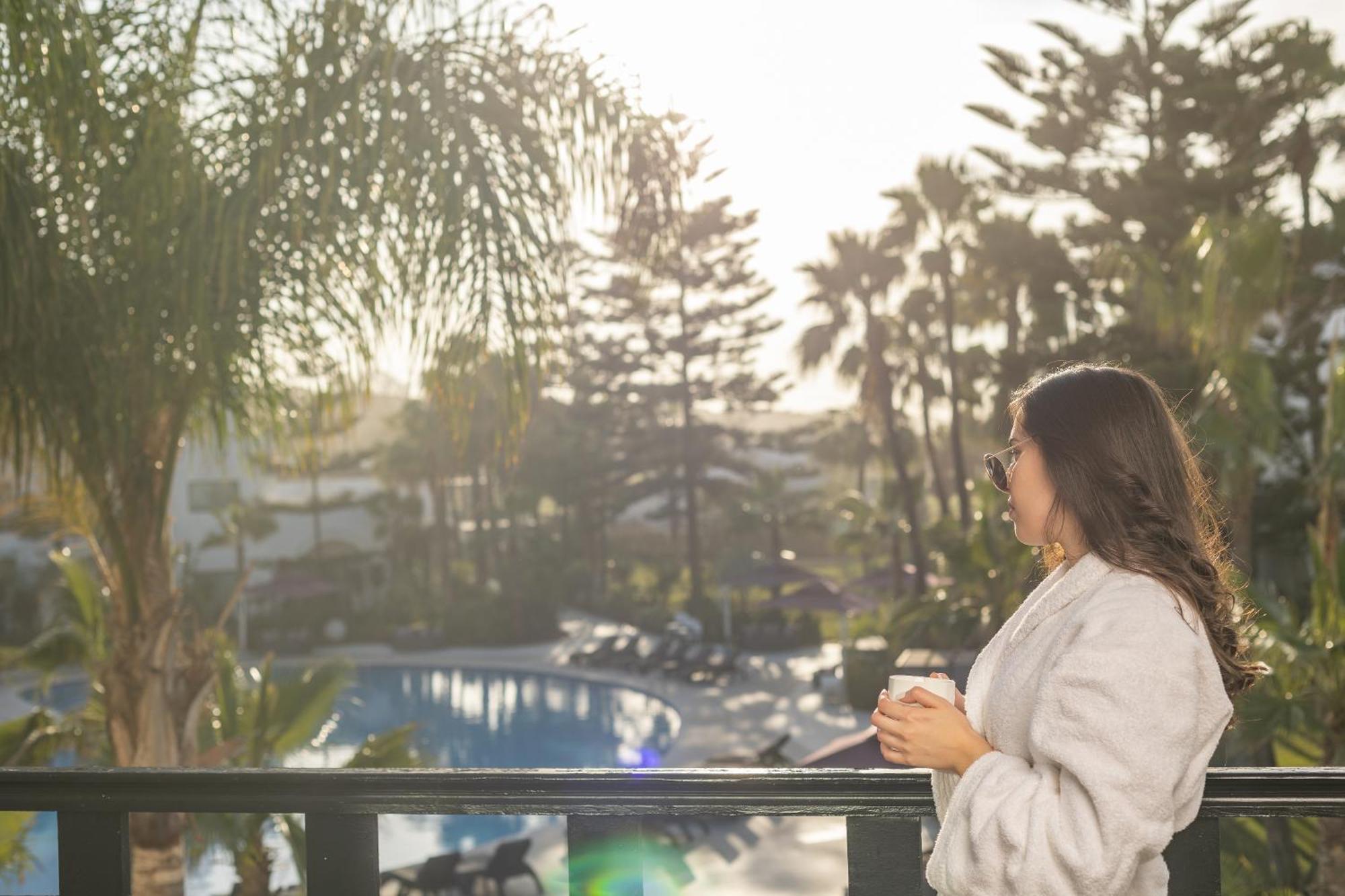 فندق بولمان مازاجان رويال جولف آند سبا الجديدة المظهر الخارجي الصورة A woman wearing a bathrobe