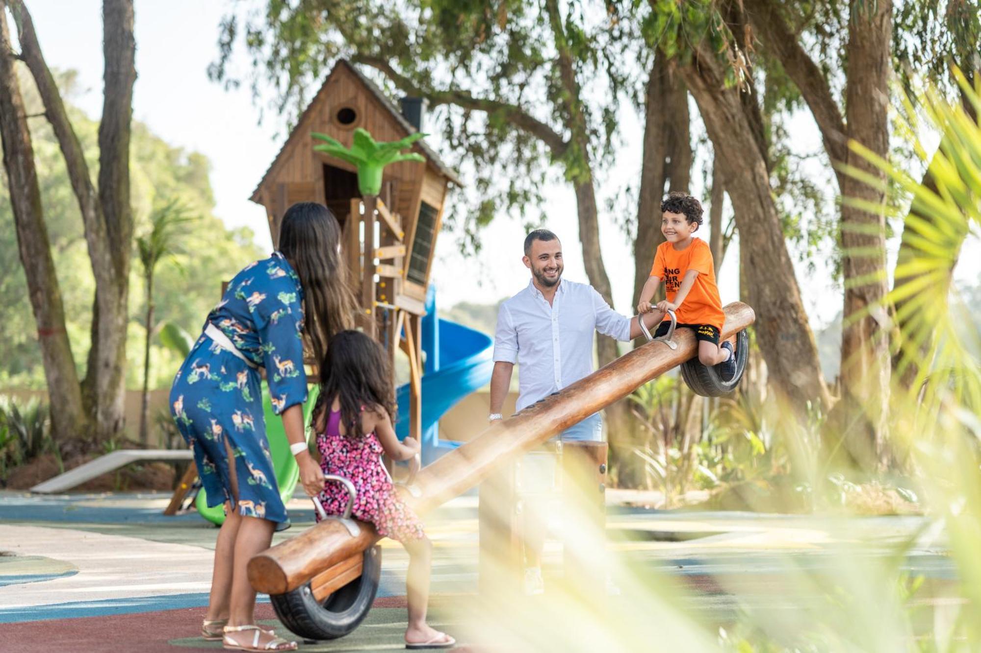 فندق بولمان مازاجان رويال جولف آند سبا الجديدة المظهر الخارجي الصورة Family playing in the park