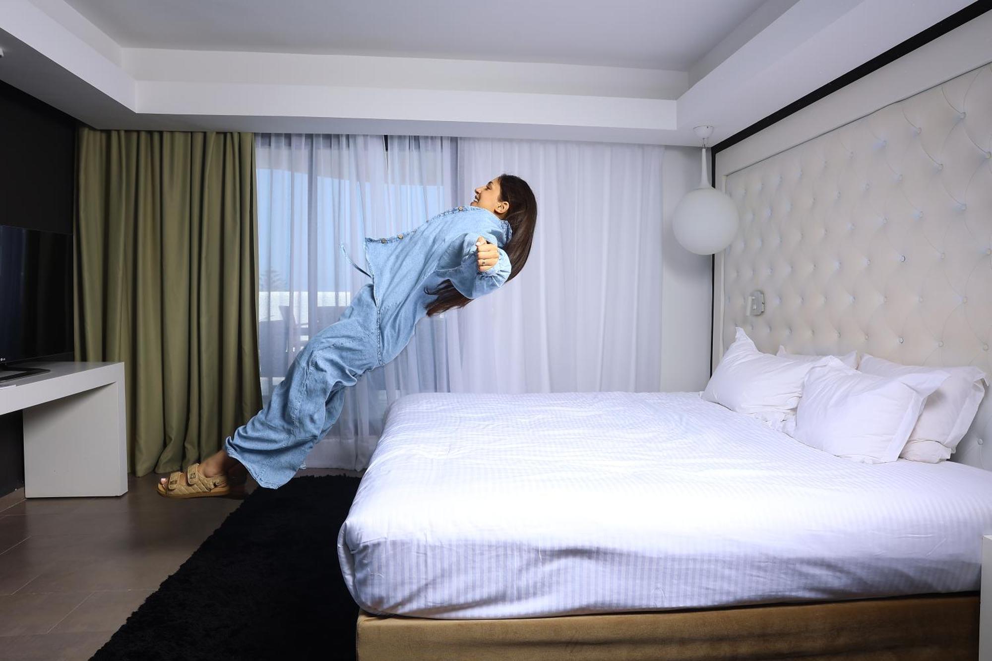 فندق بولمان مازاجان رويال جولف آند سبا الجديدة المظهر الخارجي الصورة A woman levitating