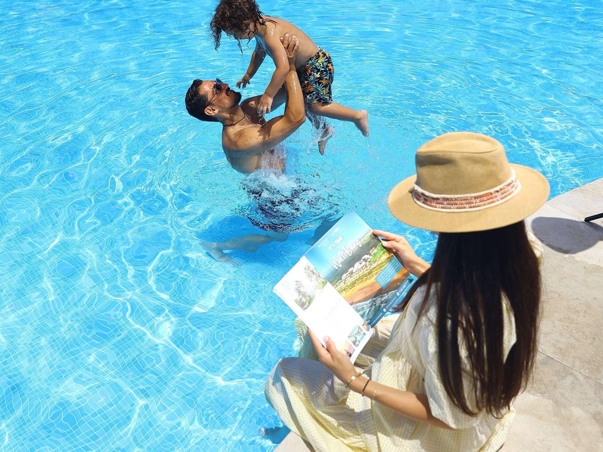 فندق بولمان مازاجان رويال جولف آند سبا الجديدة المظهر الخارجي الصورة Family at a pool