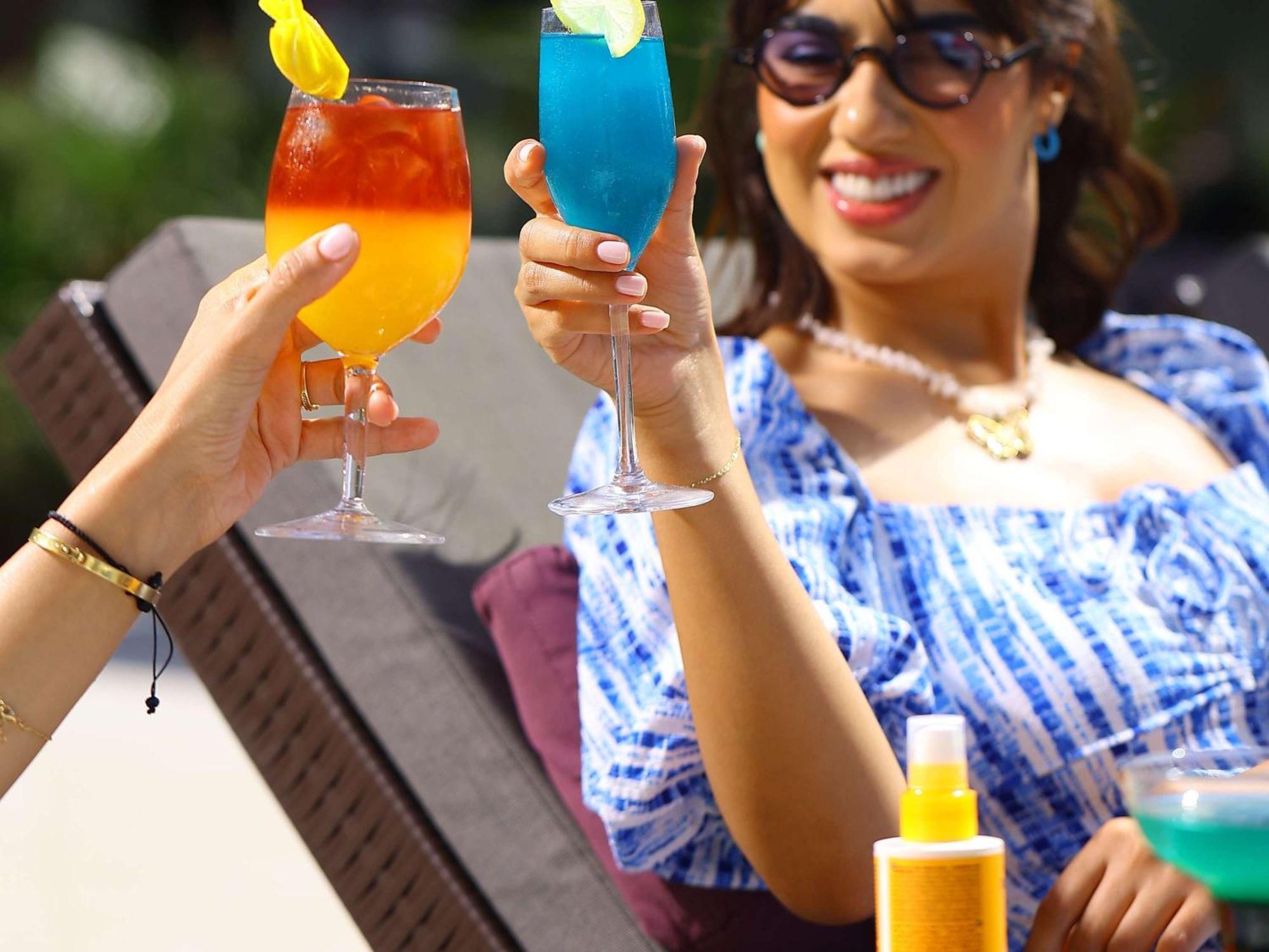 فندق بولمان مازاجان رويال جولف آند سبا الجديدة المظهر الخارجي الصورة A woman drinking cocktails