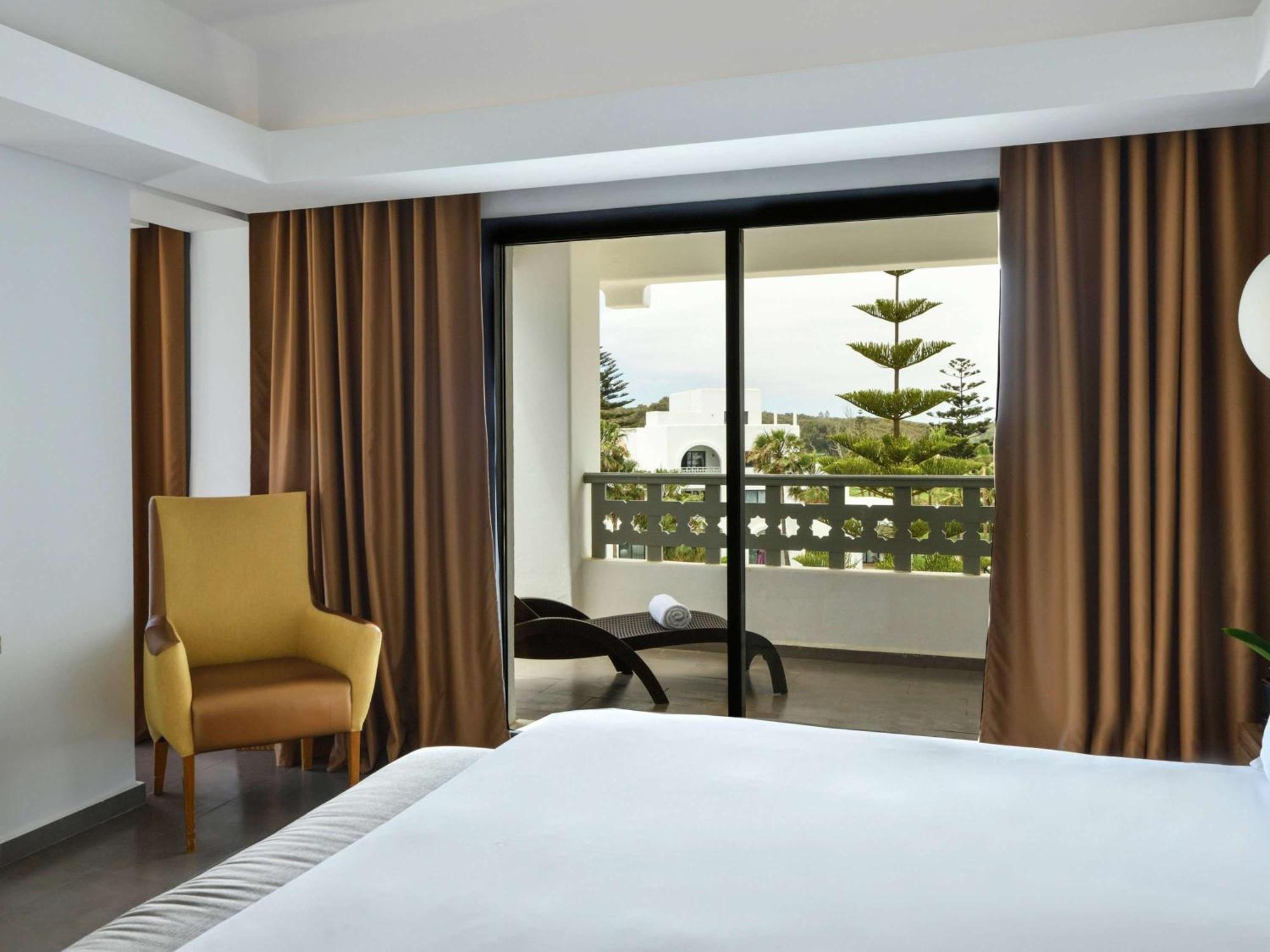 فندق بولمان مازاجان رويال جولف آند سبا الجديدة المظهر الخارجي الصورة Curtains in a bedroom